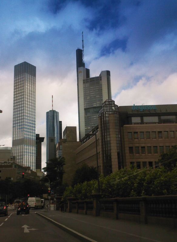 Frankfurt - příjezd k finančnímu centru.jpg