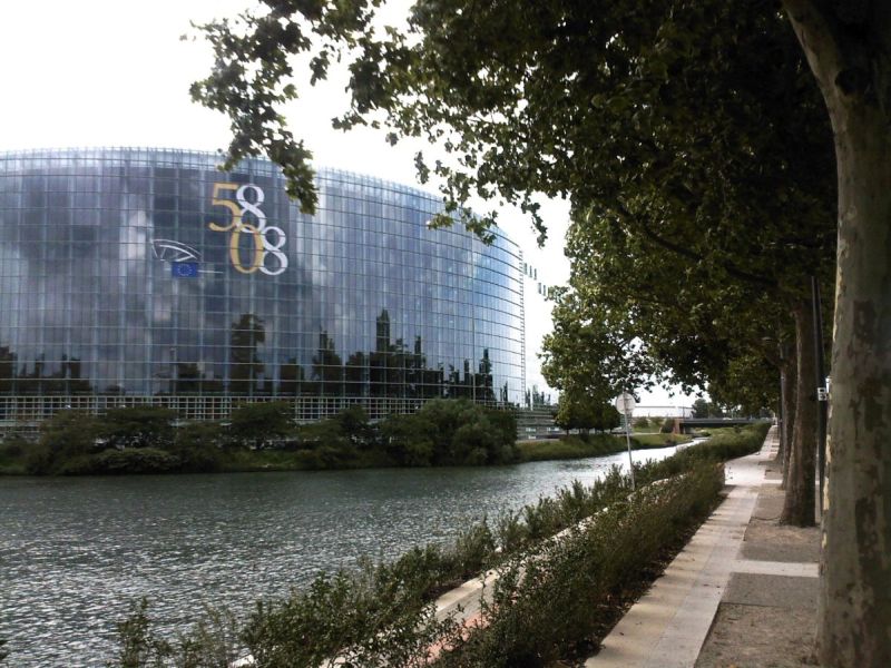 Strasbourg - Evropský parlament od nábřeží.jpg