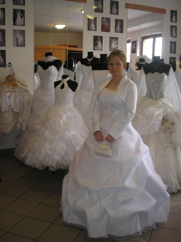 Něvěsta po oblečení ve svatebním salonu.JPG