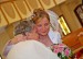 Gratulace po obřadu - nevěsta s babičkou.jpg